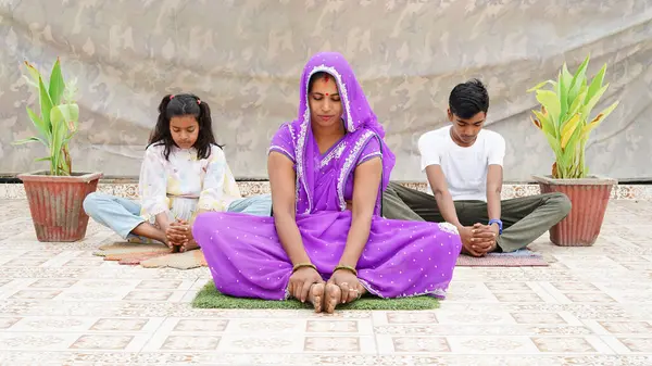 Anne Çocuğa Meditasyon Yapmayı Öğretiyor Gündüz Vakti Çocuklarıyla Dışarıda Yoga — Stok fotoğraf