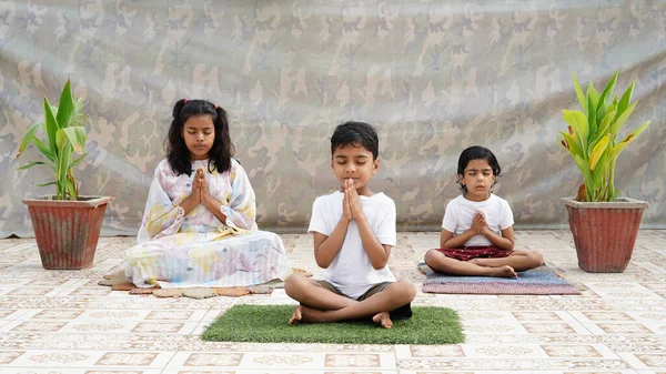 Група Маленьких Дітей Роблять Медитацію Йогу Асану Здорове Життя Концепцію — стокове фото