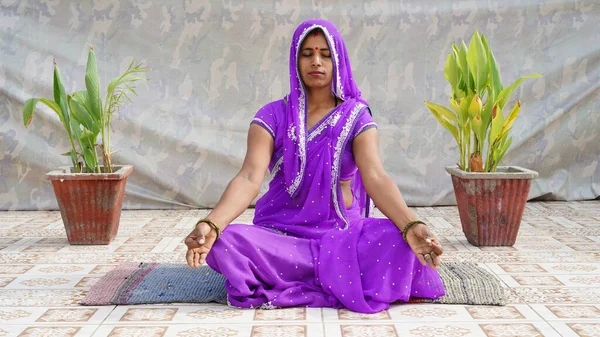 Повна Довжина Уважна Молода Індійська Жінка Робить Жест Мудра Сидячи — стокове фото