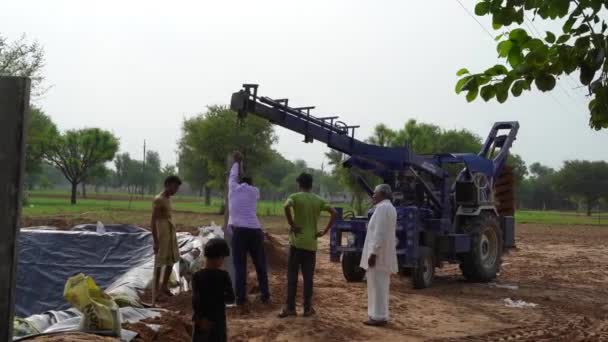 2023年8月29日Jaipur Rajasthan India 在印度 人们使用安装在农村田边的履带式挖掘机上的液压孔奥格 农业工业概念 — 图库视频影像