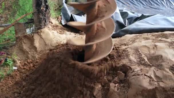 Traktoren Graben Löcher Für Obstbäume Auf Dem Bauernhof Ländliche Landschaft — Stockvideo