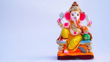 Hint Tanrısı putu ya da beyaza izole edilmiş heykel. Maa laxmi, Lord Ganesha, Adiyogi, Tanrıça Durga, aslan ve Tanrı Krishana Heykeli ile birlikte..