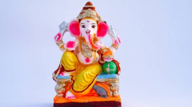 Hint Tanrısı putu ya da beyaza izole edilmiş heykel. Maa laxmi, Lord Ganesha, Adiyogi, Tanrıça Durga, aslan ve Tanrı Krishana Heykeli ile birlikte..