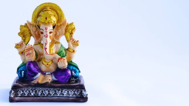 Hint Tanrısı putu ya da beyaza izole edilmiş heykel. Maa laxmi, Lord Ganesha, Adiyogi, Tanrıça Durga, aslan ve Tanrı Krishana Heykeli ile birlikte..