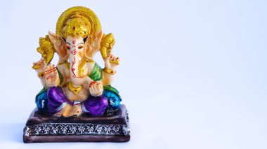 Hint Tanrısı putu ya da beyaza izole edilmiş heykel. Maa laxmi, Lord Ganesha, Adiyogi, Tanrıça Durga, aslan ve Tanrı Krishana Heykeli ile birlikte..