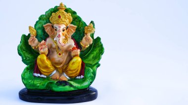 Hint Tanrısı putu ya da beyaza izole edilmiş heykel. Maa laxmi, Lord Ganesha, Adiyogi, Tanrıça Durga, aslan ve Tanrı Krishana Heykeli ile birlikte..