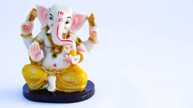 Hint Tanrısı putu ya da beyaza izole edilmiş heykel. Maa laxmi, Lord Ganesha, Adiyogi, Tanrıça Durga, aslan ve Tanrı Krishana Heykeli ile birlikte..