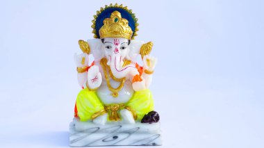 Hint Tanrısı putu ya da beyaza izole edilmiş heykel. Maa laxmi, Lord Ganesha, Adiyogi, Tanrıça Durga, aslan ve Tanrı Krishana Heykeli ile birlikte..