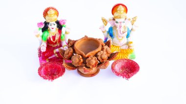 Hint Tanrısı putu ya da beyaza izole edilmiş heykel. Maa laxmi, Lord Ganesha, Adiyogi, Tanrıça Durga, aslan ve Tanrı Krishana Heykeli ile birlikte..