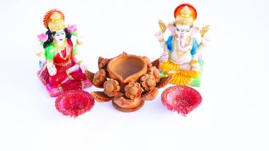 Hint Tanrısı putu ya da beyaza izole edilmiş heykel. Maa laxmi, Lord Ganesha, Adiyogi, Tanrıça Durga, aslan ve Tanrı Krishana Heykeli ile birlikte..