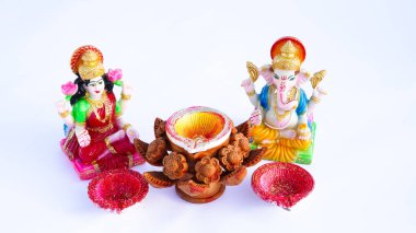 Hint Tanrısı putu ya da beyaza izole edilmiş heykel. Maa laxmi, Lord Ganesha, Adiyogi, Tanrıça Durga, aslan ve Tanrı Krishana Heykeli ile birlikte..