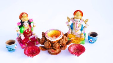 Hint Tanrısı putu ya da beyaza izole edilmiş heykel. Maa laxmi, Lord Ganesha, Adiyogi, Tanrıça Durga, aslan ve Tanrı Krishana Heykeli ile birlikte..