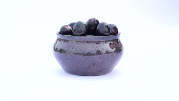 Jamun Prune Noire Dans Bol Céramique Avec Des Feuilles Isolées — Video