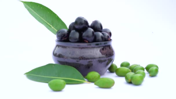 在白色背景的陶瓷碗中 有绿色叶子的有机果酱或果酱 健康食品概念 — 图库视频影像