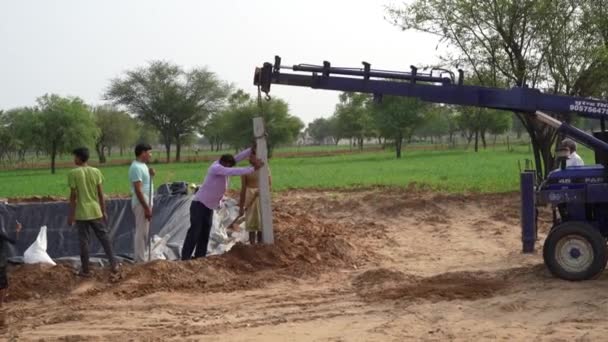 8月29日 2023 ジャイプール ラジャスタン インド アジアの人々は野生動物から作物を保護するために農業分野の境界に具体的な柱を設置 — ストック動画