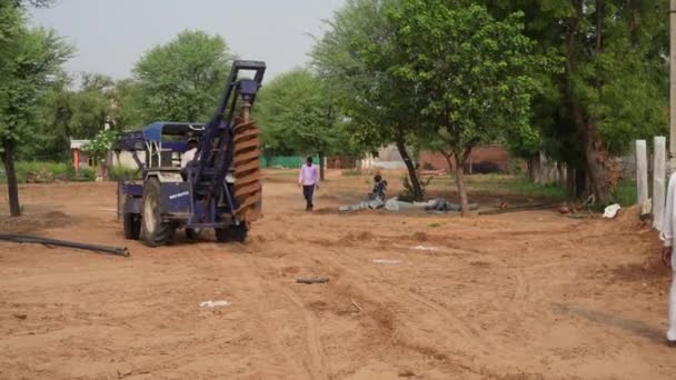 2023年8月29日Jaipur Rajasthan India 在印度 人们使用安装在农村田边的履带式挖掘机上的液压孔奥格 农业工业概念 — 图库视频影像