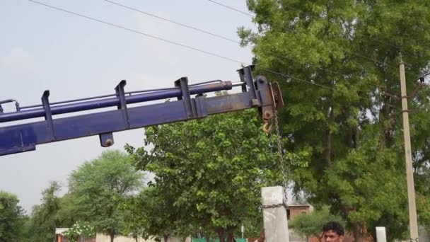 Sierpnia 2023 Jaipur Rajasthan Indie Azjaci Instalujący Betonowe Filary Pograniczu — Wideo stockowe