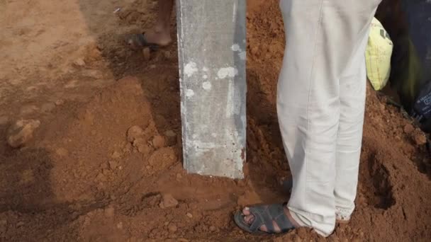 Indiase Mensen Die Betonnen Pijlers Grens Van Landbouwgebied Installeren Gewassen — Stockvideo