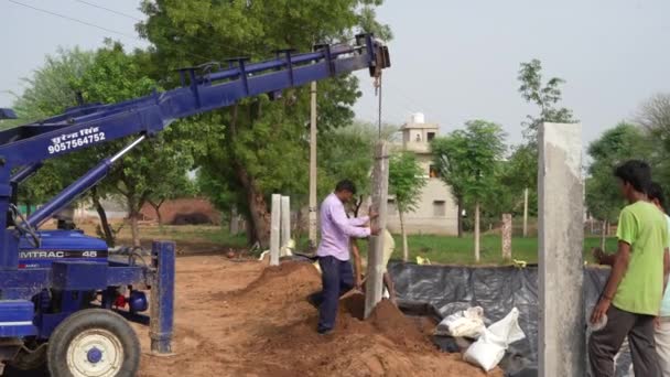 2023年8月29日Jaipur Rajasthan India 亚洲人在农田边界安装混凝土柱子 保护庄稼不受流浪动物的侵害 — 图库视频影像