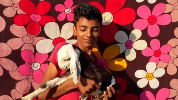 Indiaas Kind Jongen Met Kleine Geit Bloem Stof Achtergrond Dieren — Stockvideo