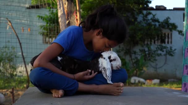 Индийский Мальчик Держит Маленькую Козу Фоне Цветочной Ткани Домашние Животные — стоковое видео