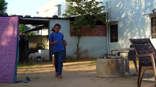 Індійський Хлопчик Тримає Маленького Козла Фоні Квіткової Тканини Концепція Домашніх — стокове відео