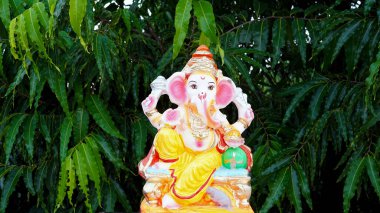 Lord Ganesha, Adiyogi ve Maa Durga Idol ya da yeşil yapraklı arka planda izole edilmiş heykel. Hint festivali konsepti.