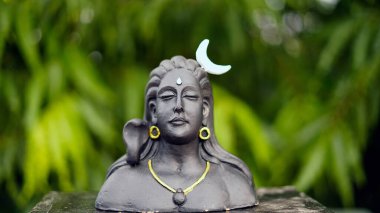 Lord Ganesha, Adiyogi ve Maa Durga Idol ya da yeşil yapraklı arka planda izole edilmiş heykel. Hint festivali konsepti.