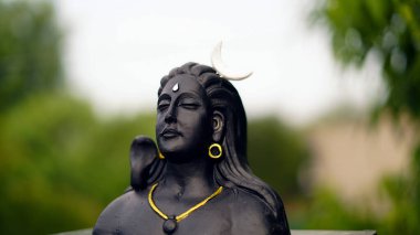 Lord Ganesha, Adiyogi ve Maa Durga Idol ya da yeşil yapraklı arka planda izole edilmiş heykel. Hint festivali konsepti.