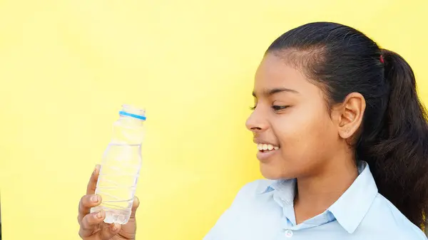 Anak Anak Sekolah Asia Minum Air Dari Botol Dengan Latar — Stok Foto