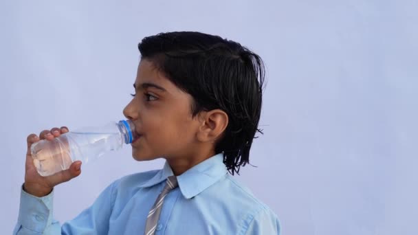 Azjatyckie Dzieciaki Piją Wodę Butelki Tle Studia Powrót Szkoły Koncepcja — Wideo stockowe