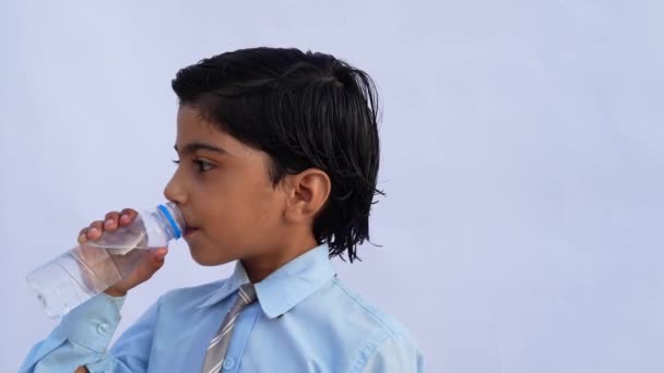 Ασιάτες Μαθητές Πίνουν Νερό Από Ένα Μπουκάλι Στο Φόντο Του — Αρχείο Βίντεο