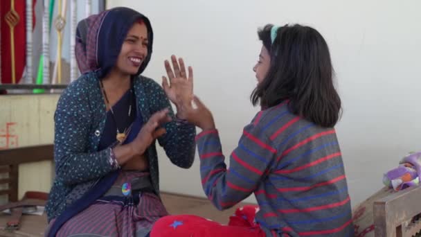 陽気で美しいインドの母親と小さな娘の子供が家で暖房フロアで遊んで カラフルなおもちゃブロックを配置します ナニー デイケア教師 子供を楽しませる ポスパゲームを学ぶことを楽しむ — ストック動画