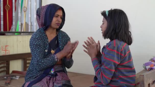 Hintli Anaokulu Öğrencisi Kız Genç Anne Ellerinde Görsel Hareketleriyle Semboller — Stok video