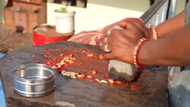 チリソースを作るための石や手動プロセスで女性の手の粉砕チリ ホットとスパイシーなカレー 料理と料理のためのインドのスパイス — ストック動画