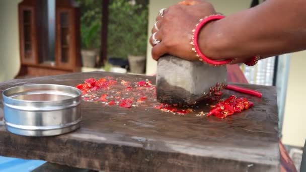 チリソースを作るための石や手動プロセスで女性の手の粉砕チリ ホットとスパイシーなカレー 料理と料理のためのインドのスパイス — ストック動画