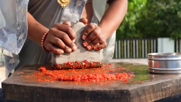Rajasthani Ženy Ruce Brousí Chilli Papričky Tradiční Indické Chilli Omáčky — Stock video