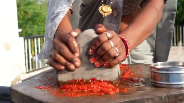 妇女的手磨碎辣椒与石头或手工制作辣椒酱汁的过程 辛辣咖喱 烹调和烹调用的印度香料 — 图库视频影像