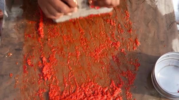 Frauenhand Chilimahlen Mit Stein Oder Manuelles Herstellen Von Chilisoße Indische — Stockvideo