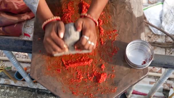 Frauenhand Chilimahlen Mit Stein Oder Manuelles Herstellen Von Chilisoße Indische — Stockvideo