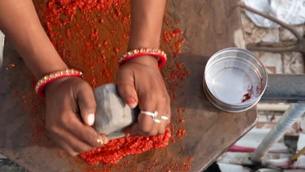 Mãos Mulher Rajastanesa Estão Moendo Pimentões Molho Tradicional Pimenta Indiana — Vídeo de Stock