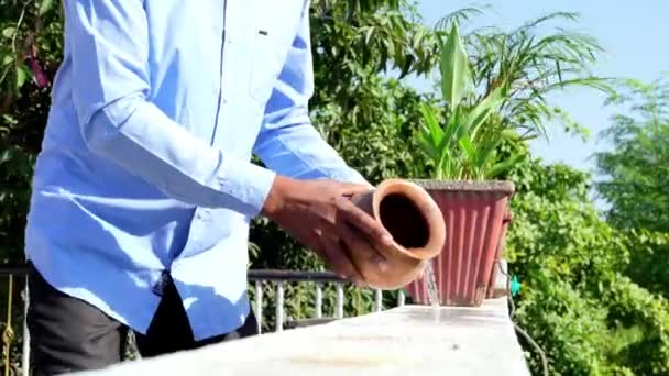 Ung Indisk Religiös Man Erbjuder Kalash Vatten Till Gud Solen — Stockvideo