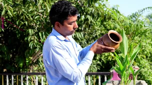 Молодой Индийский Религиозный Человек Предлагает Калаш Воды Богу Солнца Еда — стоковое видео