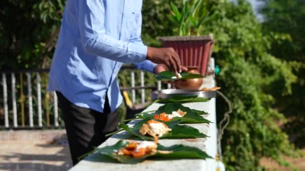 Orang Beragama India Menempatkan Makanan Daun Hijau Shradh Puja Atau — Stok Video