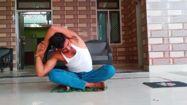 Здоровый Молодой Индиец Делает Тренировку Дома Упражнениями Медитации Видео — стоковое видео
