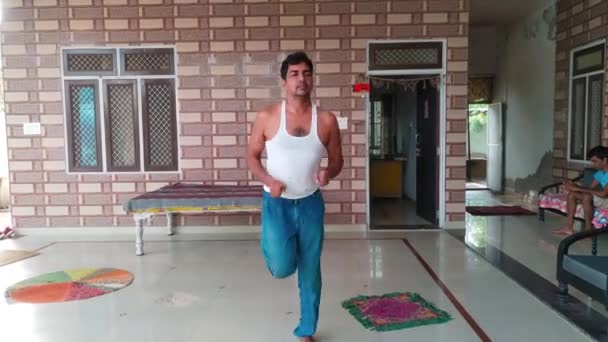 Jeune Indien Faisant Yoga Intérieur Maison Sur Sol Vie Saine — Video