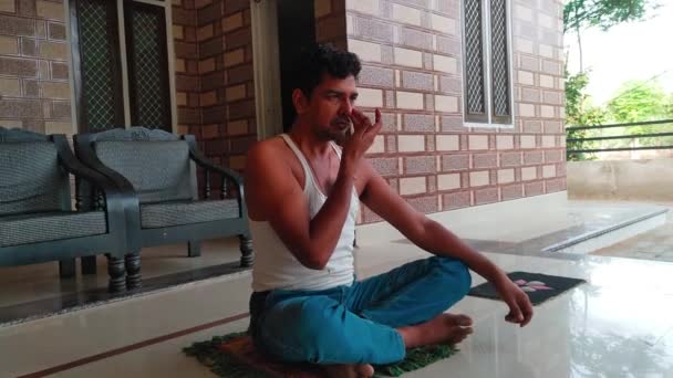 Joven Indio Destrozado Adolescente Haciendo Yoga Aasan Hogar Anulom Vilom — Vídeos de Stock