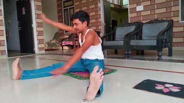 Junger Indischer Mann Macht Yoga Während Haus Auf Dem Fußboden — Stockvideo