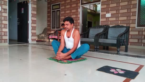 Pemuda India Melakukan Yoga Sementara Dalam Rumah Lantai Hidup Sehat — Stok Video