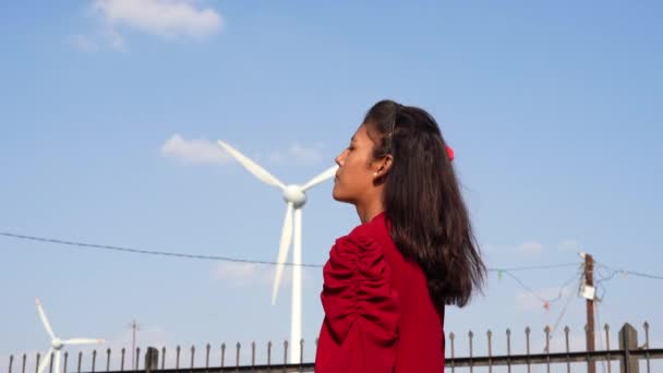 Индийская Девочка Развлекается Ветряной Мельницей Школьница Подросток Снимает Видео Ветряной — стоковое видео